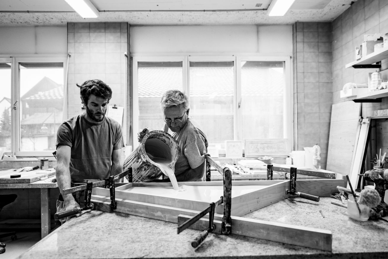 Sandro Halter et Leo Pichler coulent un moule en plâtre.