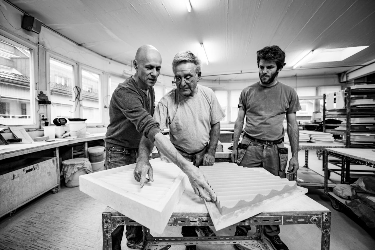 Mario Sofia, Leo Pichler e Sandro Halter controllano lo stampo di argilla.